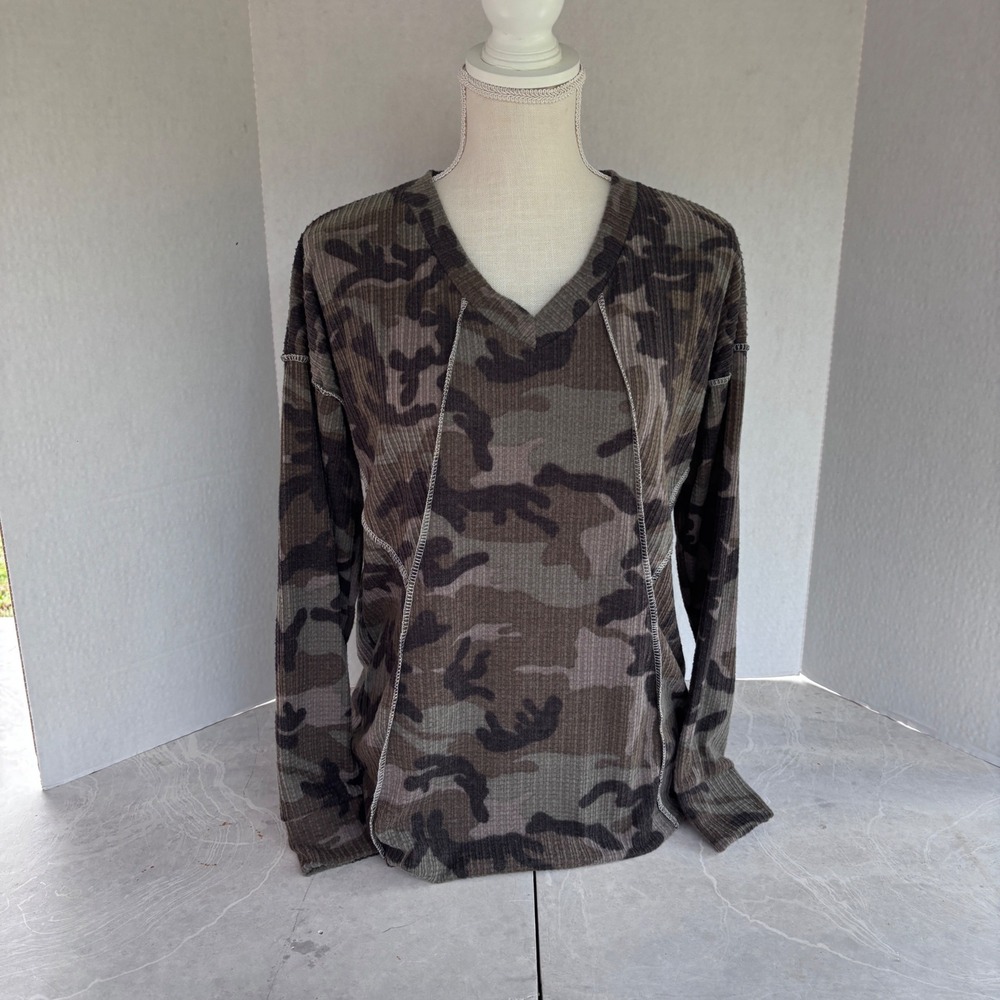 Sew In Love Camo Thermal Top Large New Long Sleeve V Neck‎ Top Women's